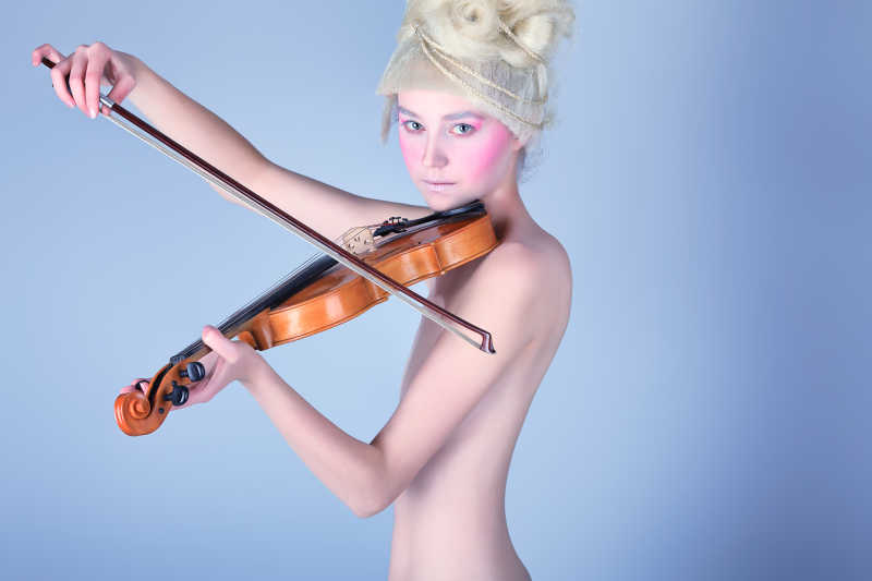 裸着上半身拉小提琴的年轻女孩
