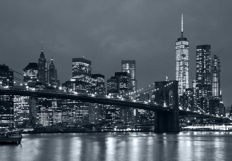 蓝灰色色调背景下的纽约布鲁克林大桥夜景