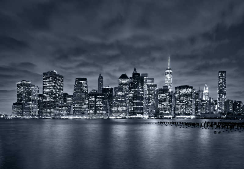 蓝灰色色调背景下的纽约市中心夜景