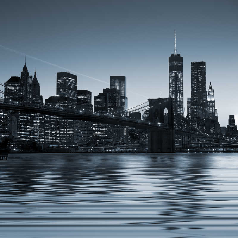 蓝灰色色调下的纽约曼哈顿摩天楼天际线夜景