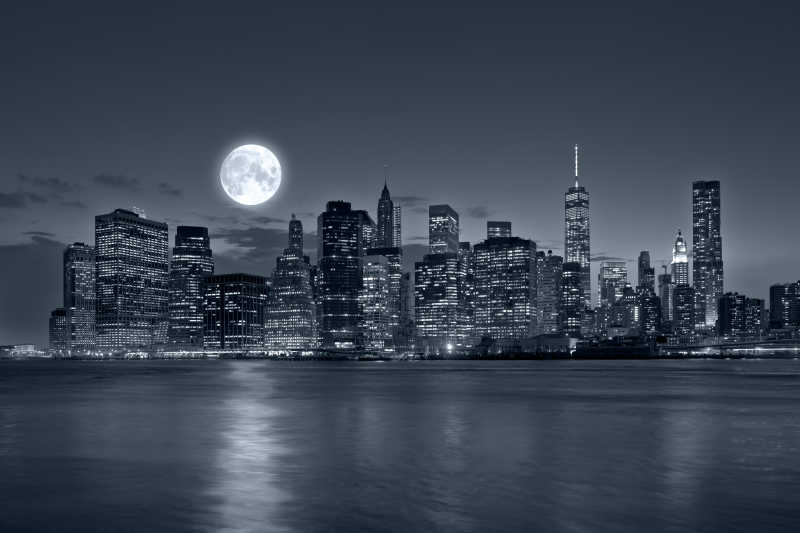 蓝灰色色调下的美国纽约城市夜景