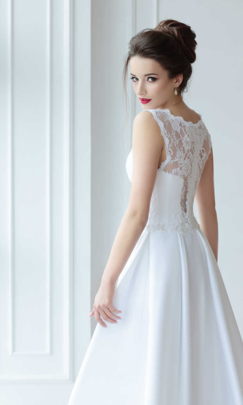 穿着华丽白色礼服的漂亮新娘