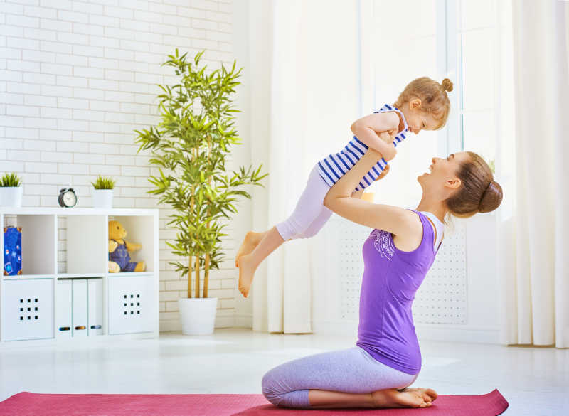 教女儿练习瑜伽的妈妈