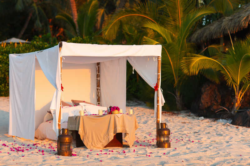热带海滩上的浪漫晚宴
