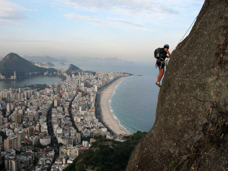 在里约热内卢海滩上攀岩的人