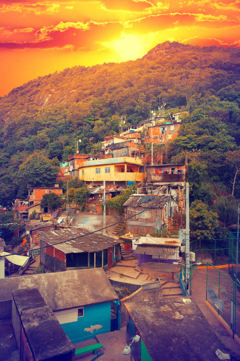 黄昏下的里约热内卢的贫民区和市中心