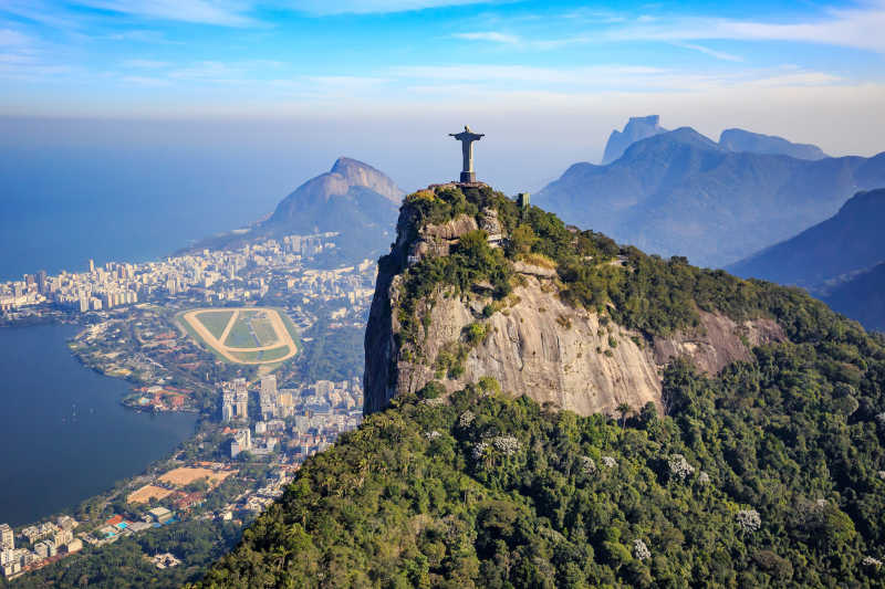 里约热内卢巴西古城以及山顶的基督雕像