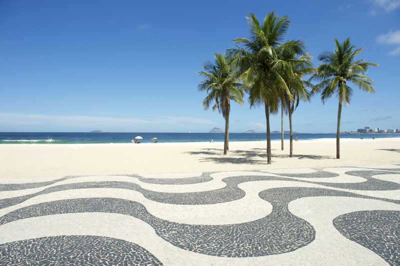 巴西里约热内卢的科帕卡巴纳海滩造型奇特的人行道