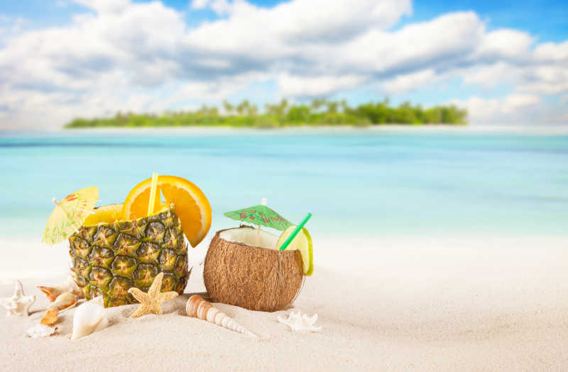 热带海滩上的菠萝汁和椰奶