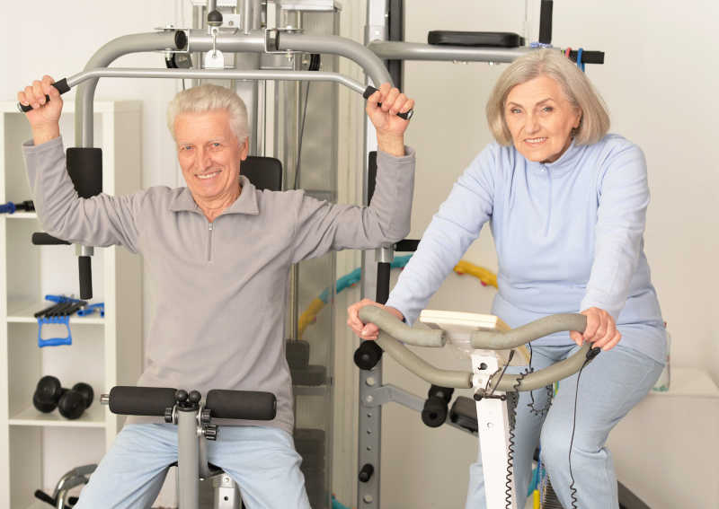 一起锻炼健身的快乐的老年夫妇