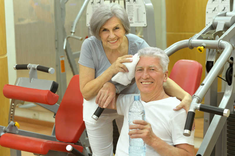 健身房内幸福的一对老年夫妇