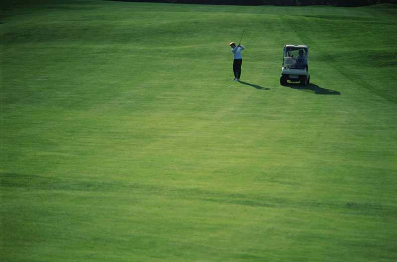 高尔夫球场上打球放松的人