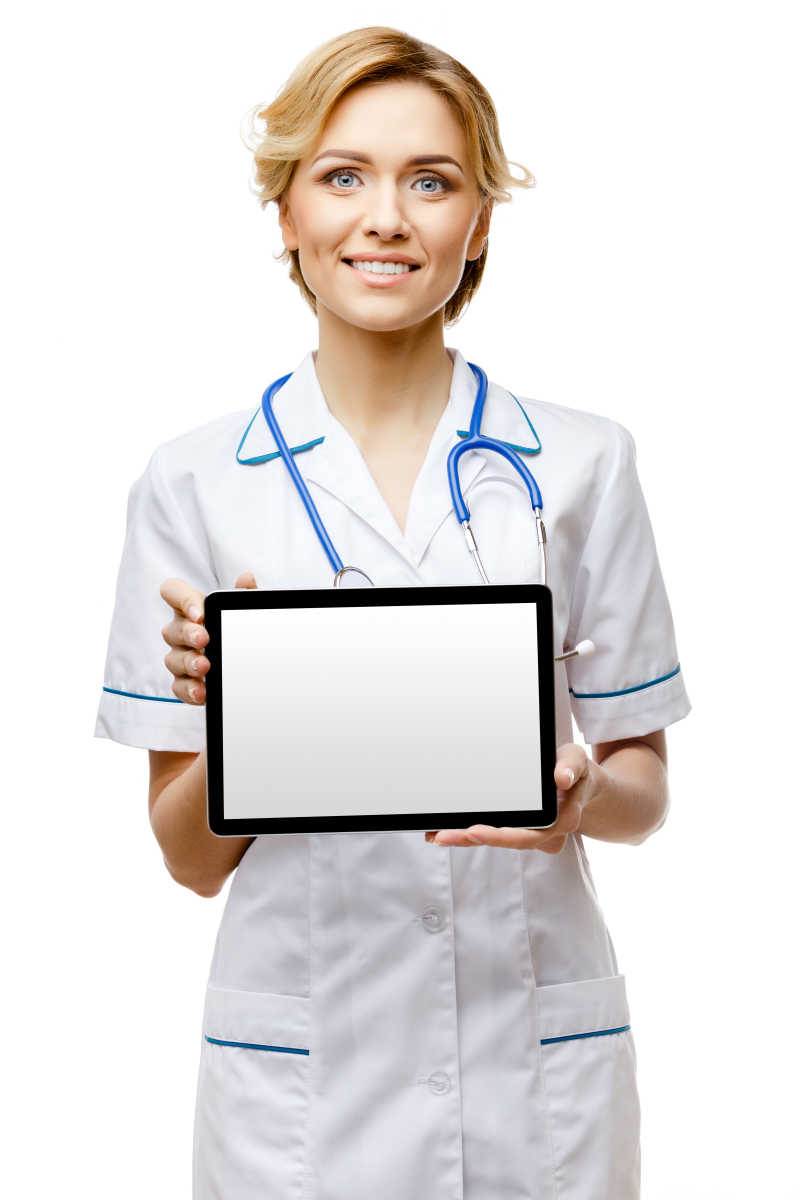 白色背景下手持平板电脑的微笑的女医生