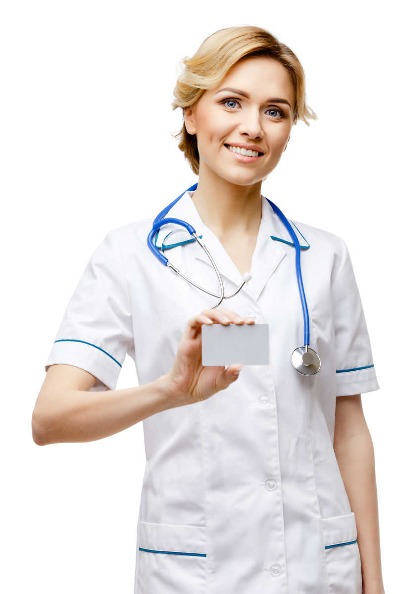 白色背景下手持白色卡片带着听诊器的微笑的美女医生