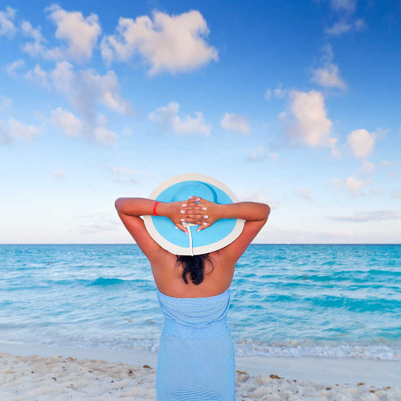 戴帽子的女人在加勒比海度假