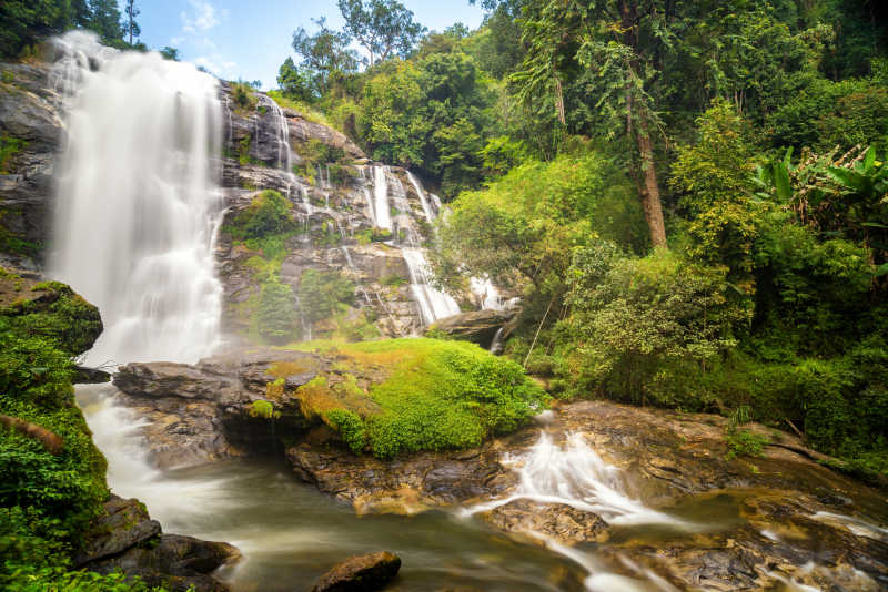 泰国清迈Di Inton山上的岩石瀑布