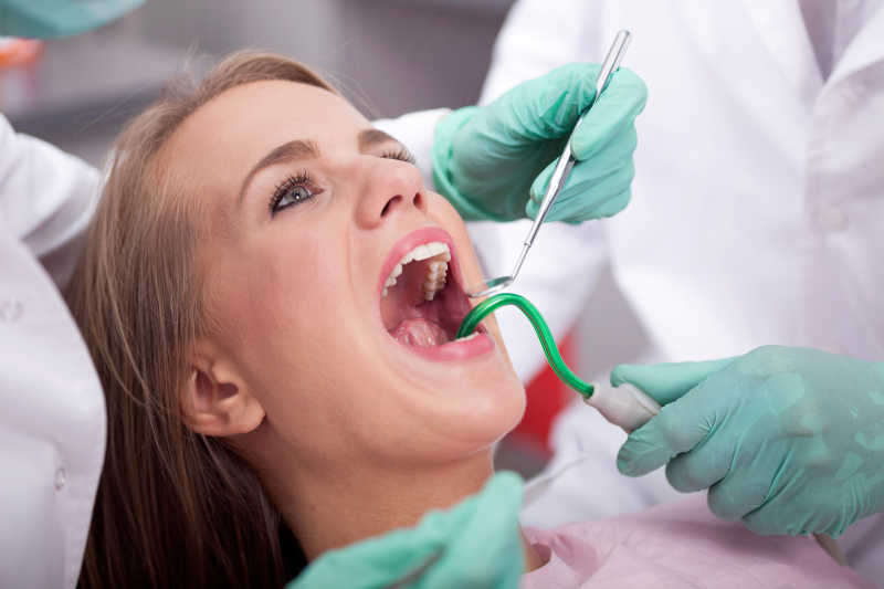 治愈少女牙齿的牙医
