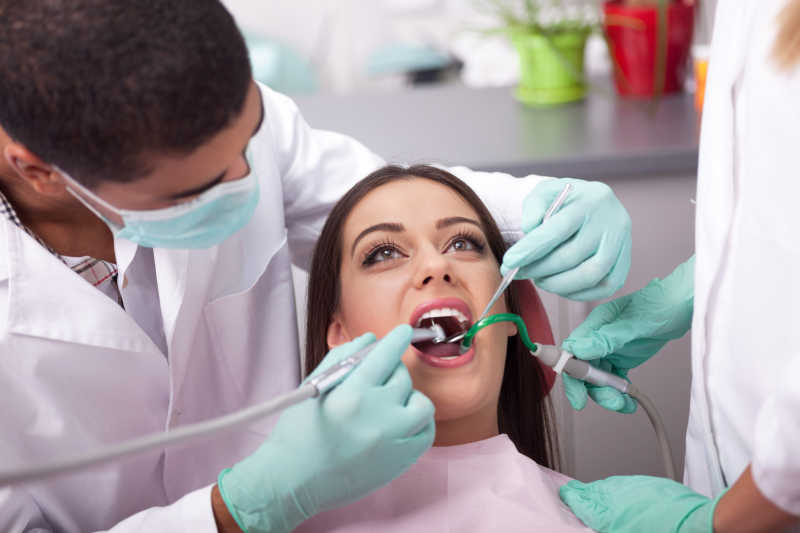 牙科医生与女性病人合作治愈牙齿