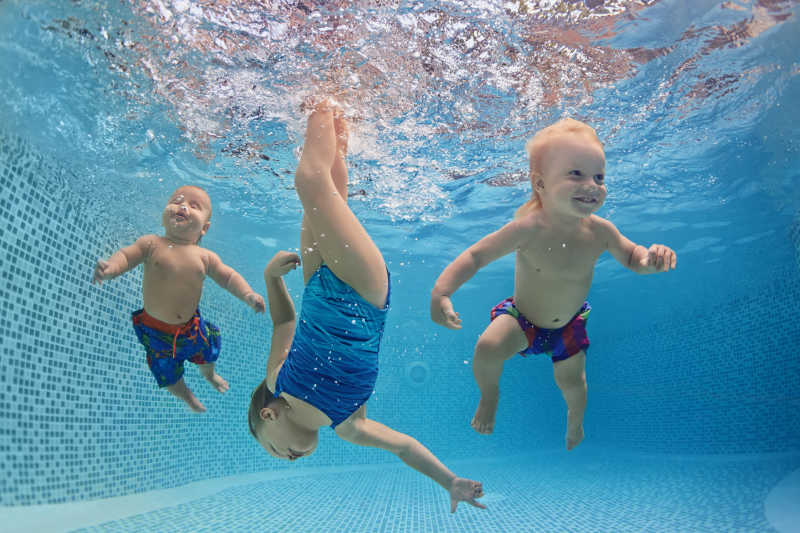 有趣的照片活泼的婴儿游泳