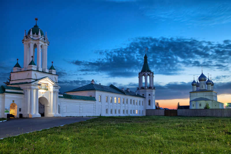 夜幕前的Rostov圣雅各伯救世主修道院
