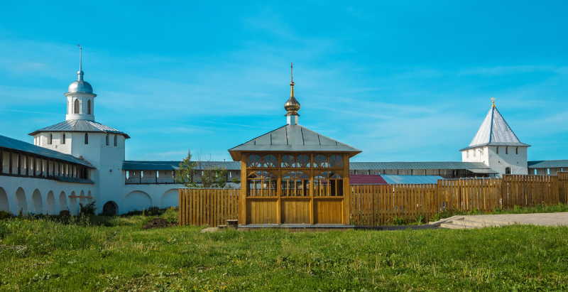 蓝天下草地上的Nikitsky修道院