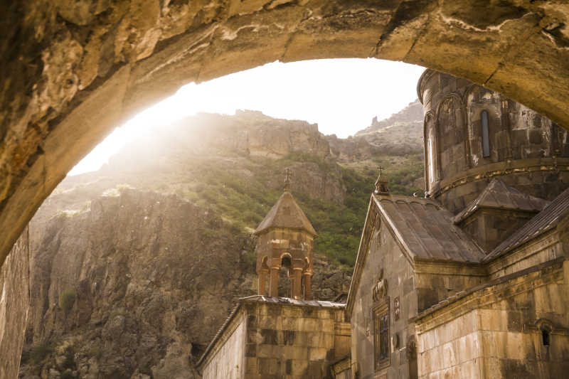 山峰背景下的亚美尼亚盖格哈德修道院的日出-日落景色