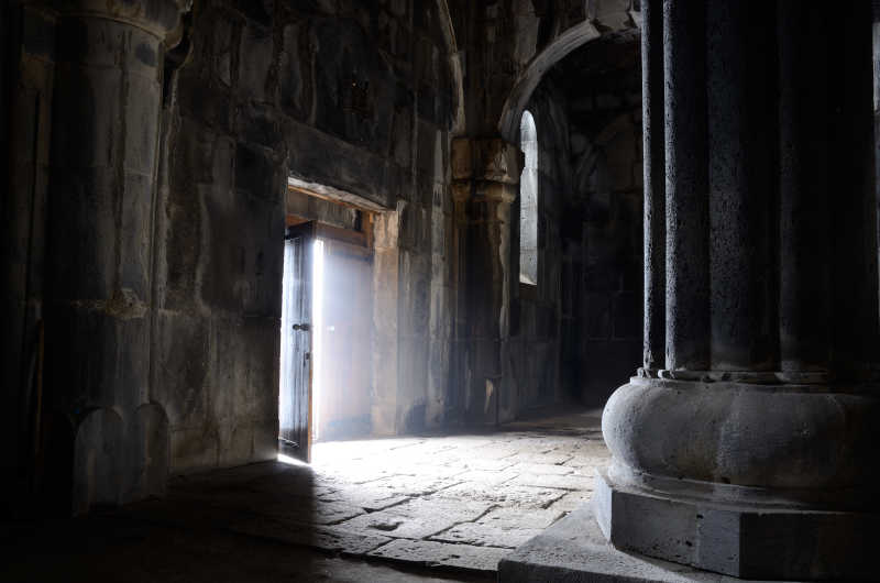 光透进萨纳欣修道院的内部