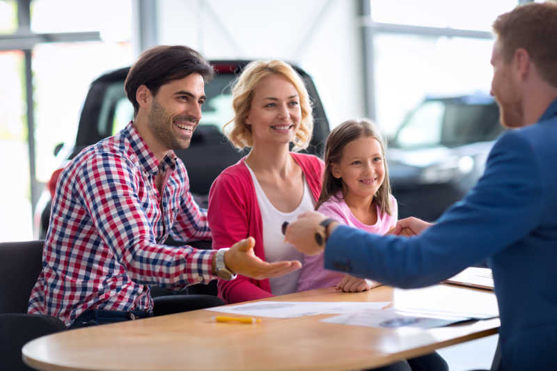 汽车经销商与年轻家庭签约合同