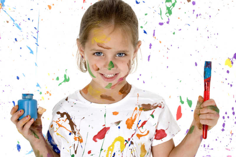 漂亮的6岁女孩涂满了颜料