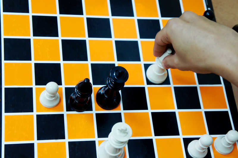 棋盘上棋手操纵黑白棋子对弈