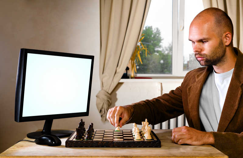 看着电脑学习国际象棋的棋手