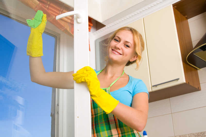 做家庭保洁擦窗户的女人