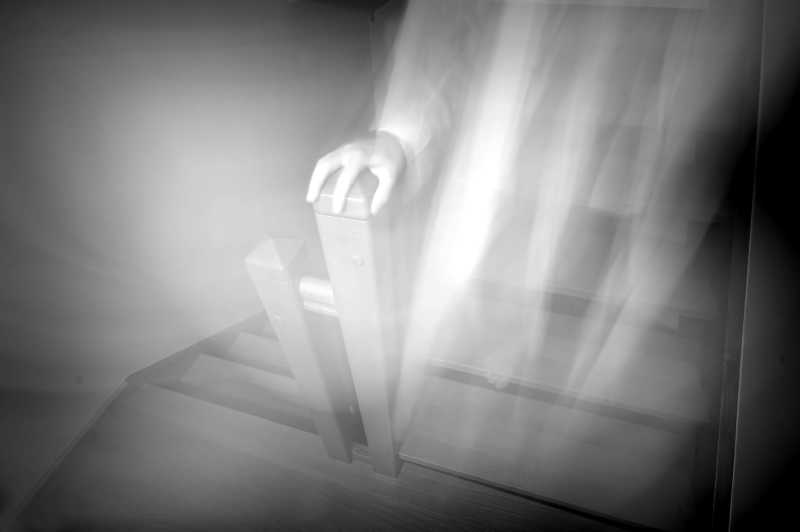 手扶楼梯的幽灵