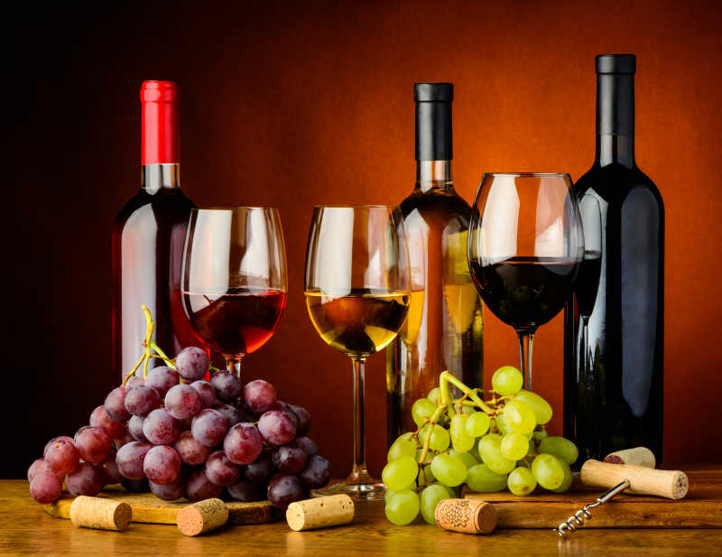 木桌上葡萄与葡萄酒