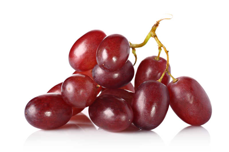 白色背景上的新鲜红葡萄