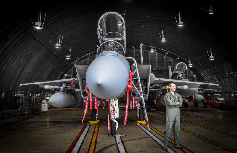 机库里的F15战斗机和飞行员
