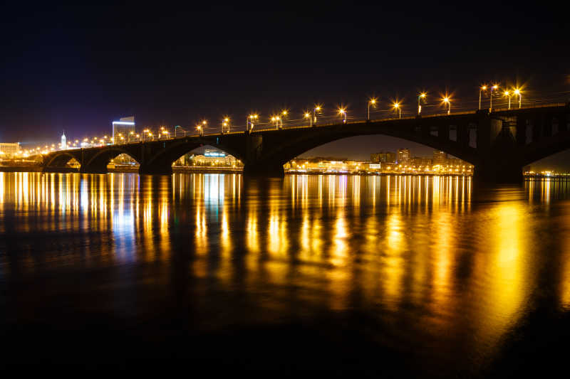 城市中大桥的夜景