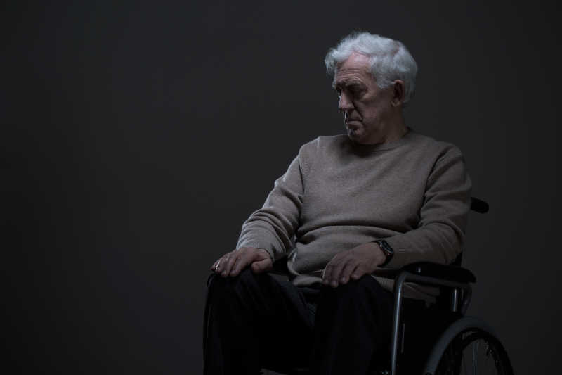坐着轮椅的残疾老人