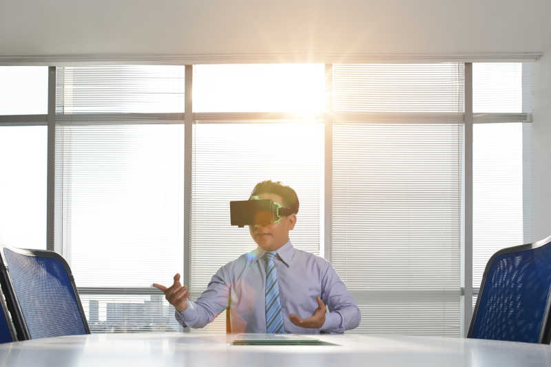 男人带着3D眼镜坐在办公室内