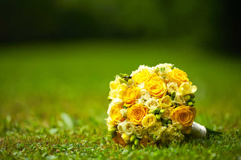 草地上的黄色玫瑰花束