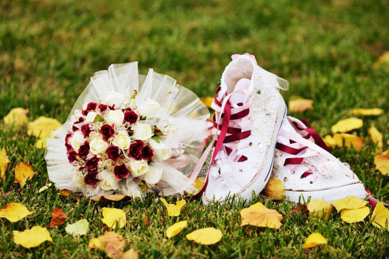 草地上的花束和女生鞋子