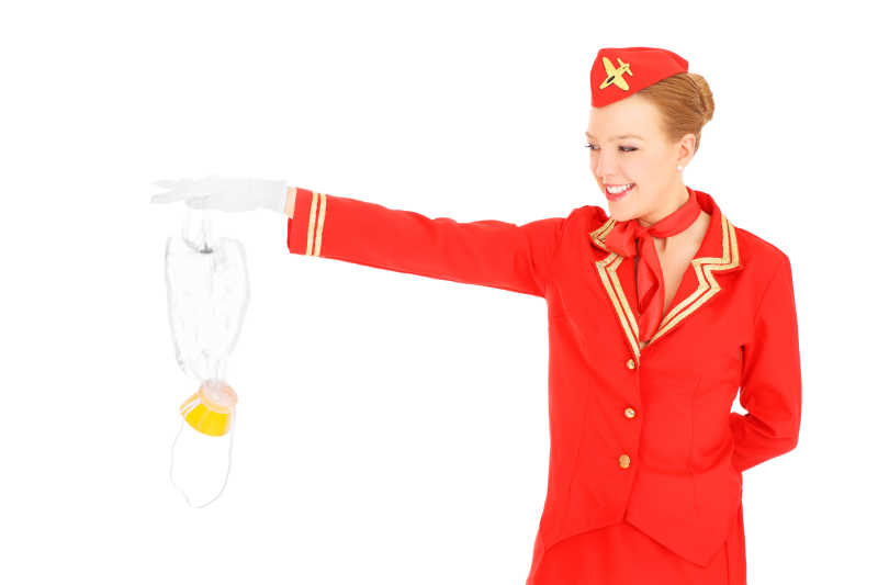 白色背景前穿红色工作服的空姐拿着氧气面罩