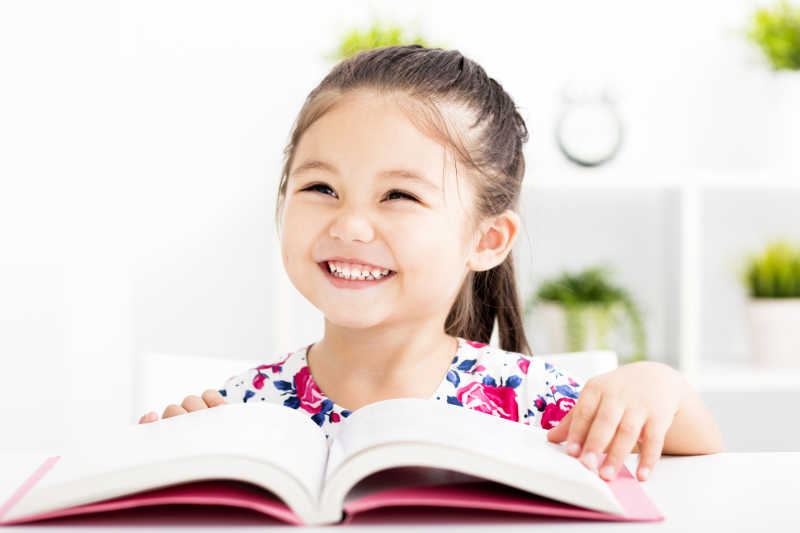 微笑看书的小女孩
