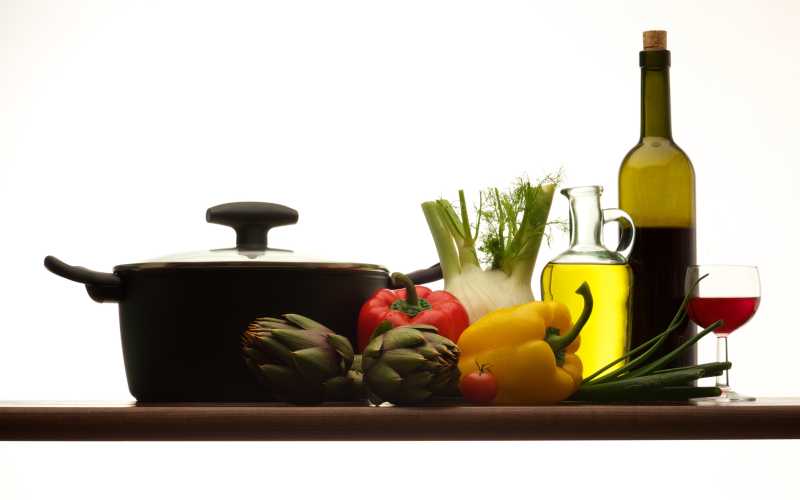 桌子上的锅和蔬菜