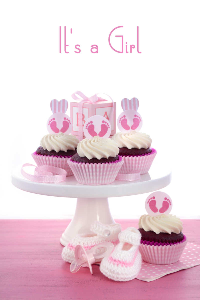 粉红色的蛋糕塔和婴儿的鞋子