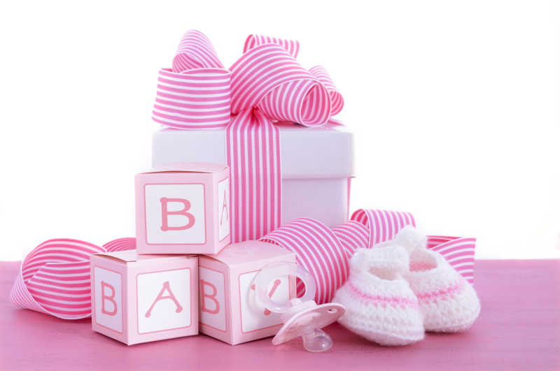 粉红色的送给婴儿的盒子