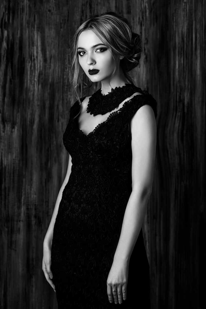 漂亮的一身黑裙的年轻女模特