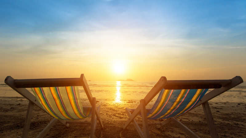 日落下的海滩太阳床
