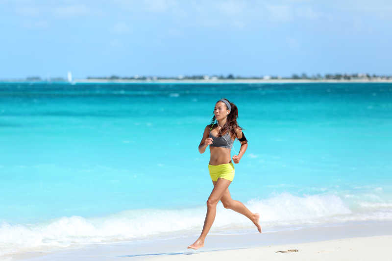 海滩上正在跑步运动的女孩