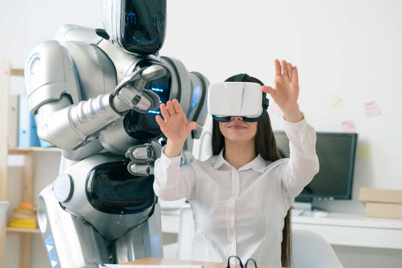 协助美女使用VR眼睛的机器人